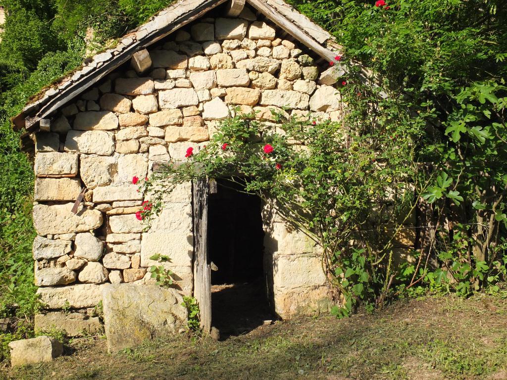 Gite Et Chambres D'Hotes - Sur Le Chemin Des Sens Azerat Eksteriør bilde